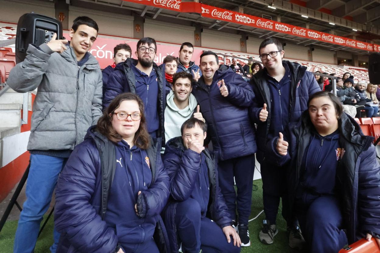 Nacho Méndez posa con los chicos y chicas que forman parte del Genuine en las gradas de la Tribunona. 