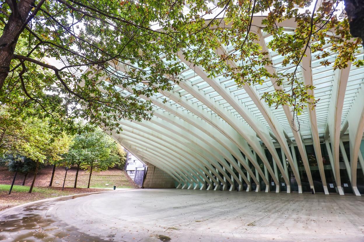 Una vista de la entrada principal al centro comercial del Calatrava, cerrado a cal y canto desde marzo de 2019. 