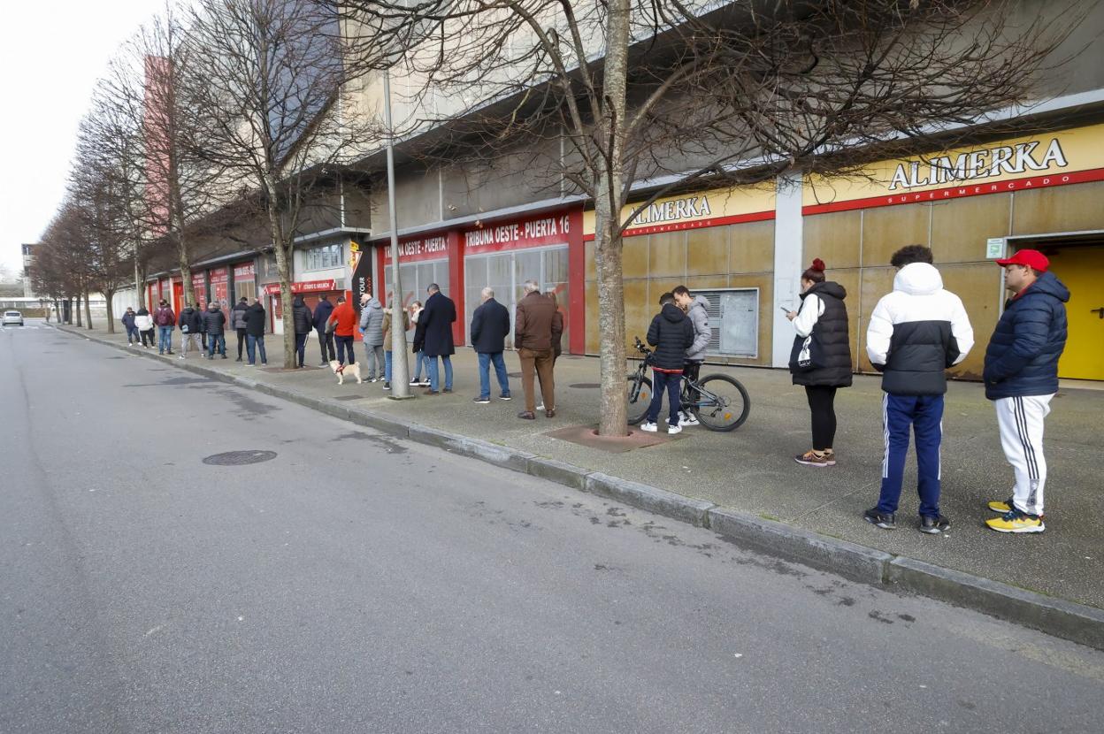 Decenas de persona hicieron cola para conseguir una de las entradas puestas a la venta para ver al Valencia en la Copa del Rey. 