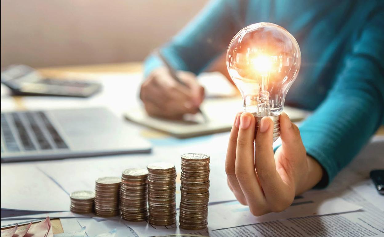 Consumo: El precio de la luz baja este sábado: la hora más barata será a 35 euros