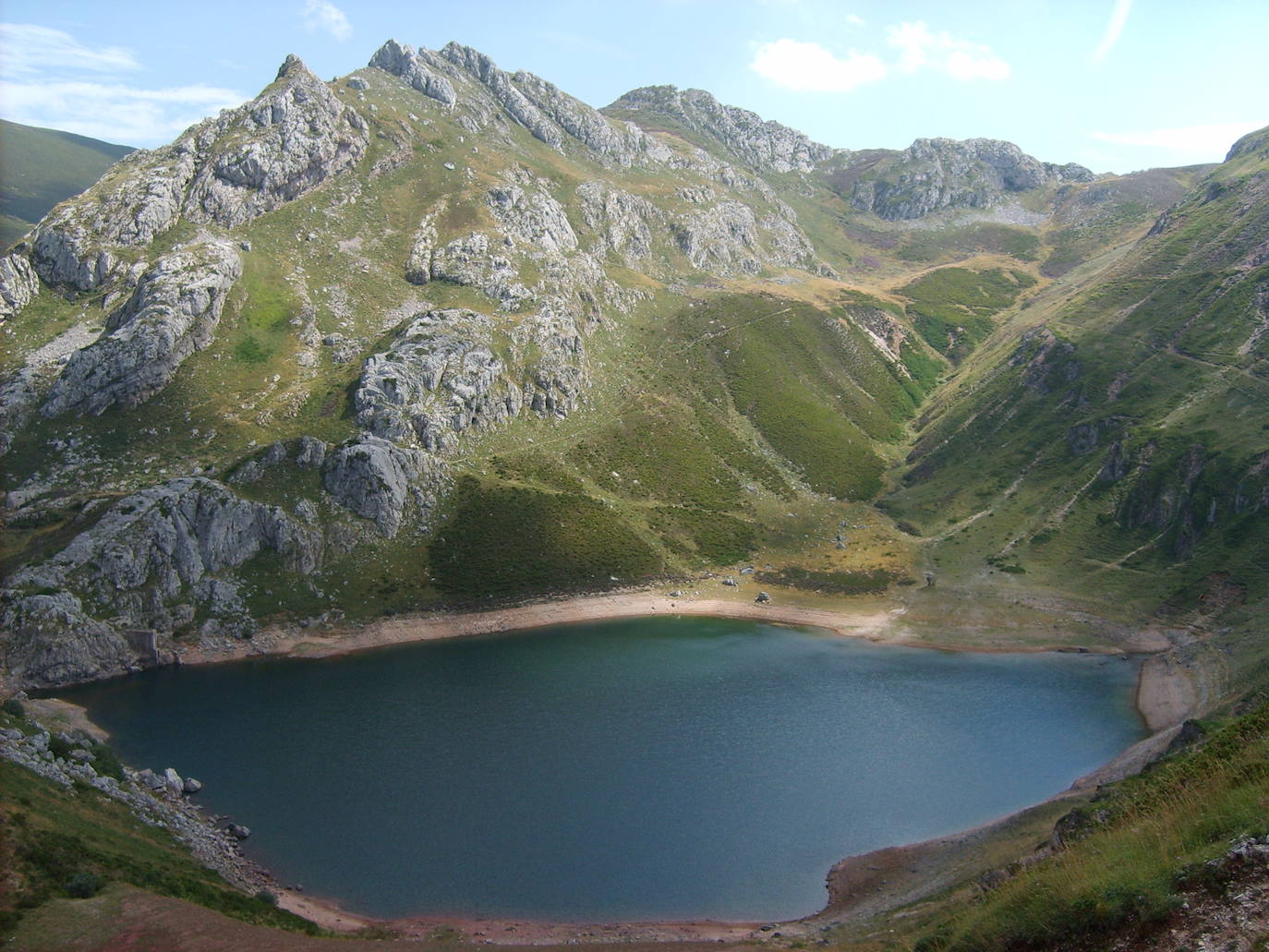 El Parque Natural de Somiedo cuenta con innumerables y preciosos senderos que llevan a bellos lagos y gargantas. 