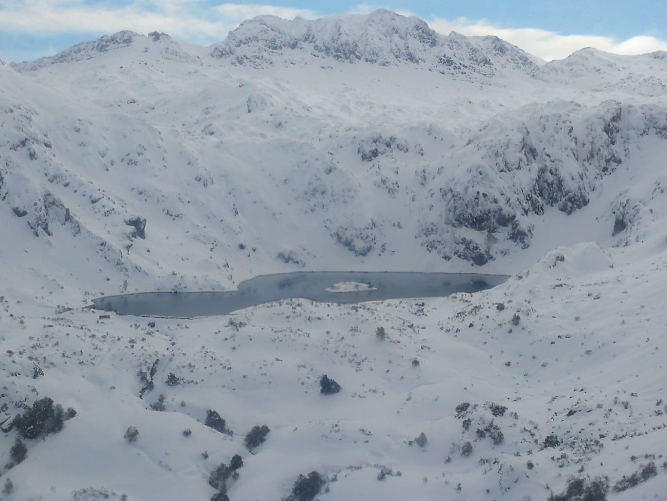 Cuenta con 29.122 hectáreas a tavés de las que discurren lagos, valles, ríos y montañas. En la imagen, el lago de El Valle