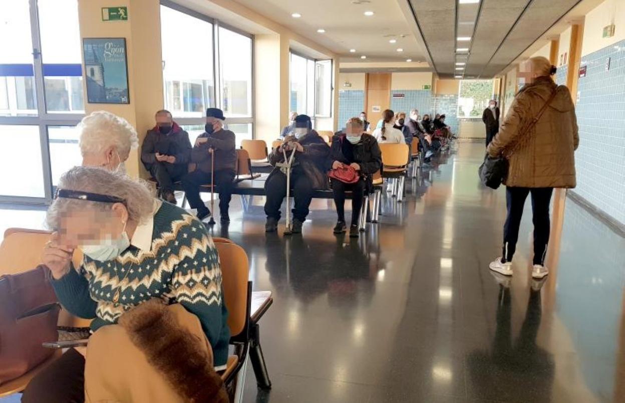 Pacientes del centro de salud de El Llano, en Gijón, esperan para entrar en consulta. 