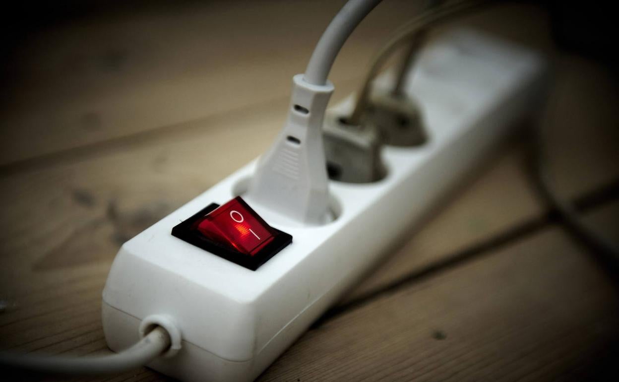 Consumo: El precio de la luz vuelve a bajar este domingo: las horas más baratas y caras