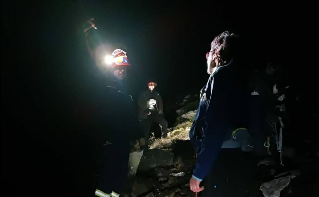 Los bomberos localizaron a los afectados a 200 metros de la cumbre del Cuyargayos. 