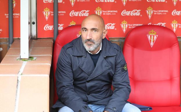 En la imagen, Abelardo en el banquillo del Sporting. | En el vídeo, el técnico se va de Mareo tras ser destituido. 