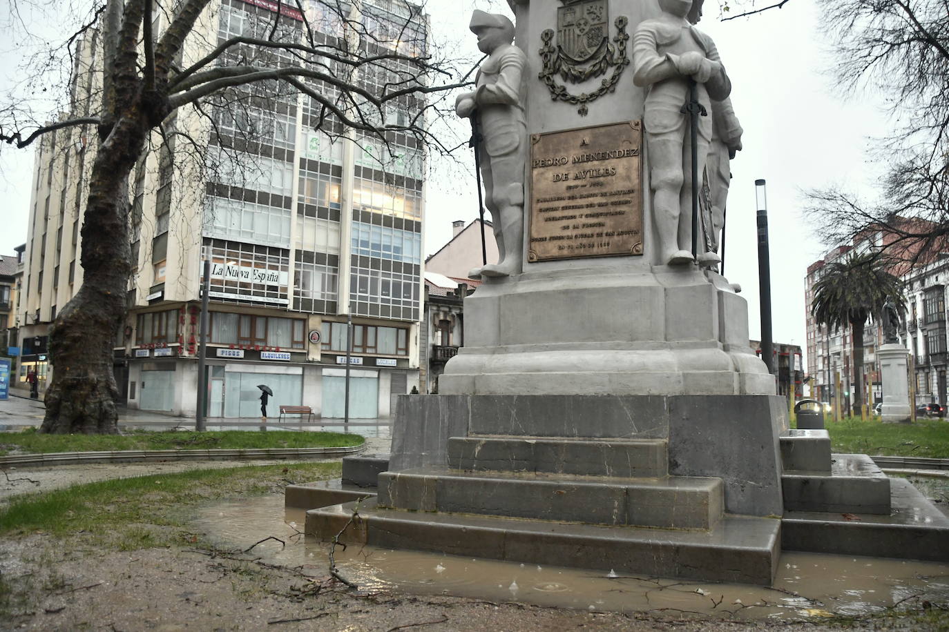 Fotos: Las consecuencias del temporal en Avilés: calles inundadas y árboles caídos