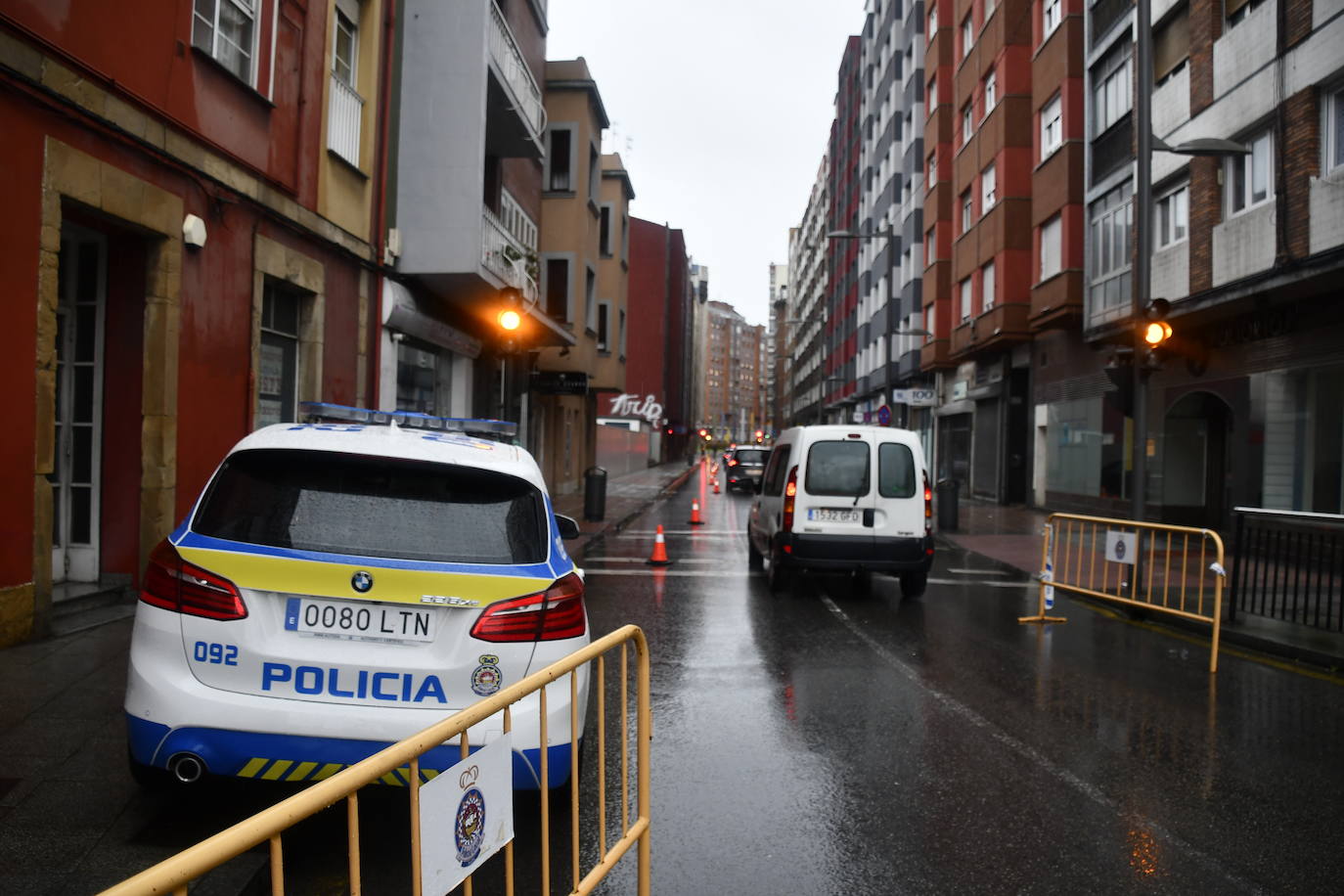 Fotos: Las consecuencias del temporal en Avilés: calles inundadas y árboles caídos