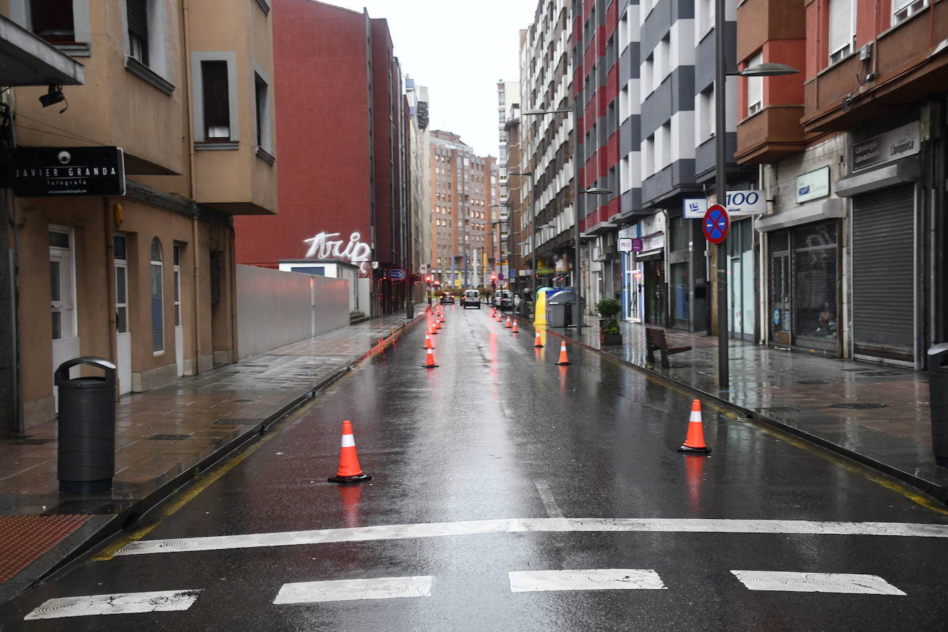 Fotos: Las consecuencias del temporal en Avilés: calles inundadas y árboles caídos