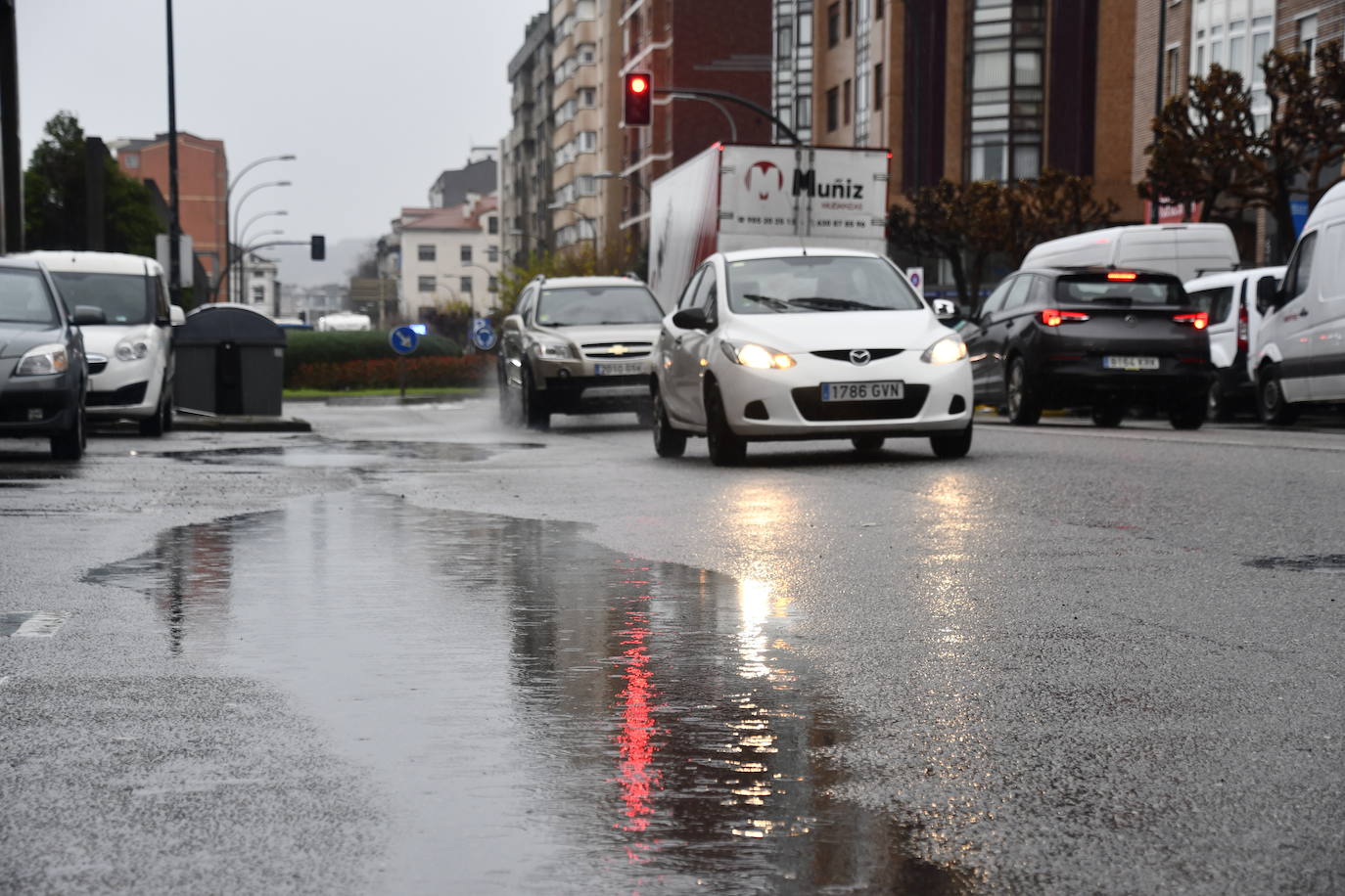 Fotos: Las consecuencias del temporal en Avilés: calles inundadas y árboles caídos