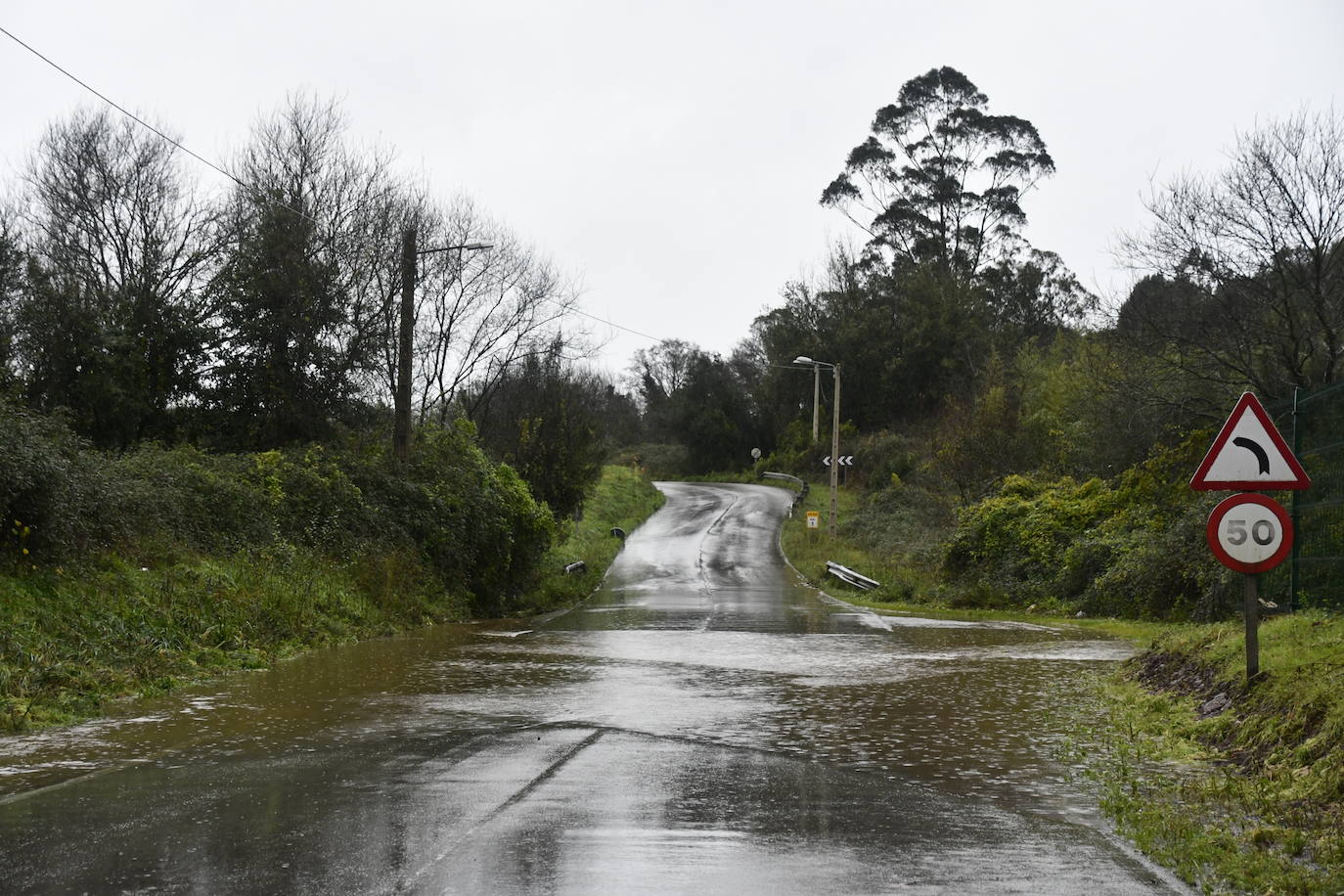 Fotos: Las consecuencias del temporal en Avilés: calles inundadas y árboles caídos