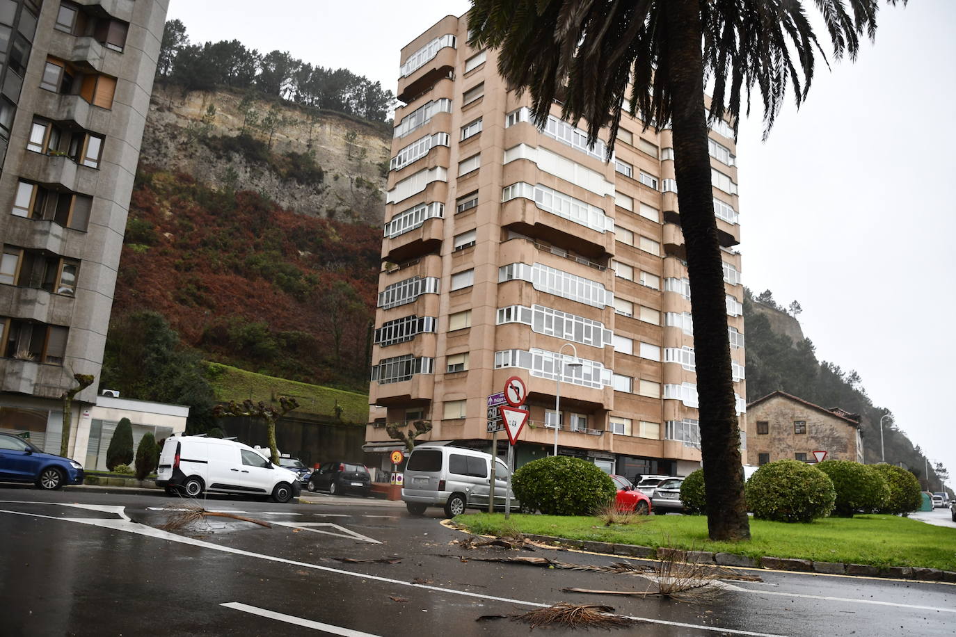 Fotos: Las consecuencias del temporal en Avilés: calles inundadas y árboles caídos