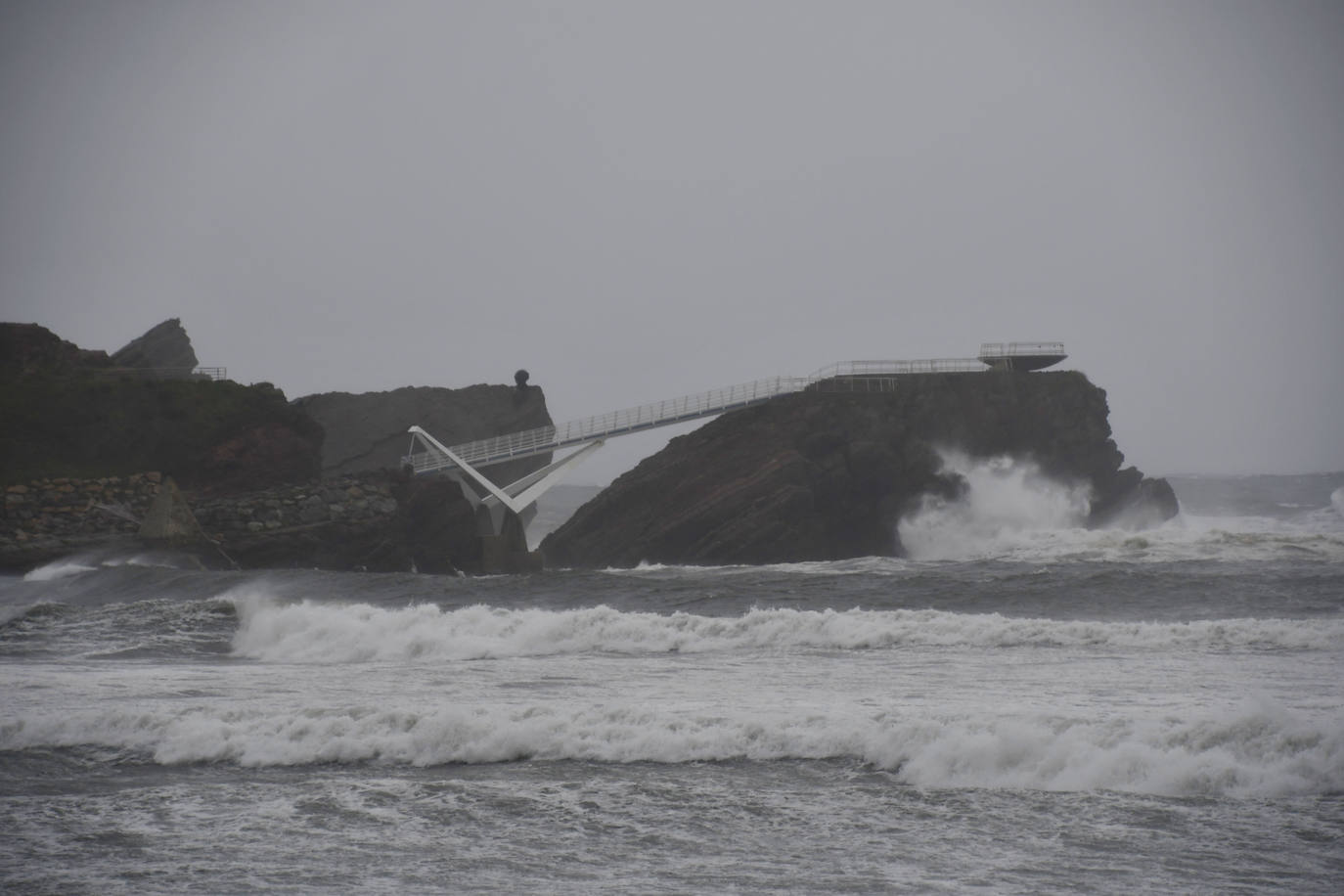 Fuerte oleaje en la playa de Salinas 