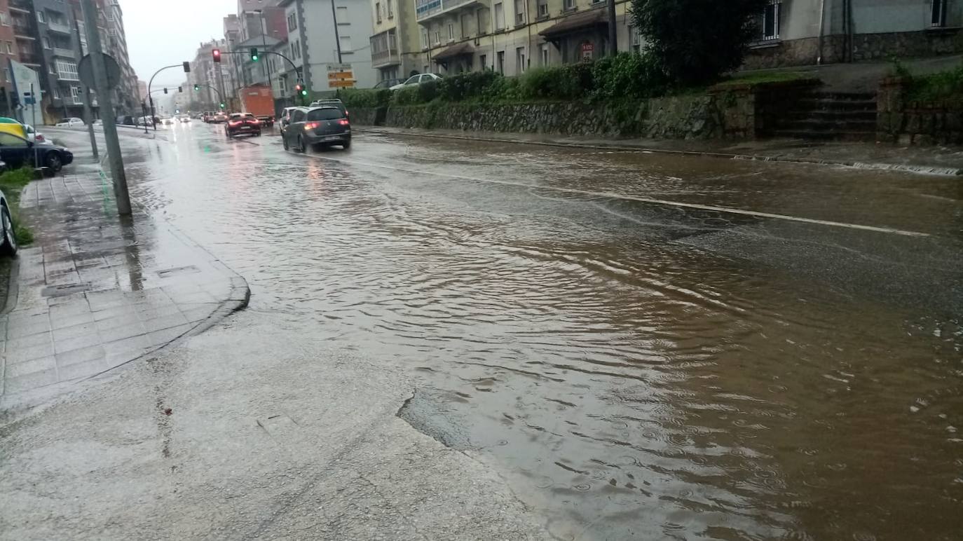 Fotos: Las consecuencias del temporal en Avilés: calles inundadas y árboles caídos