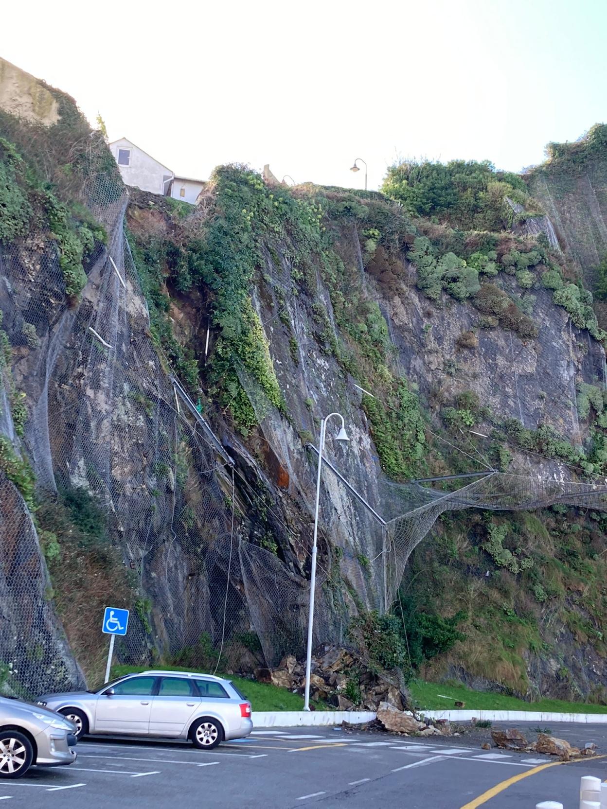 El argayo que cortó ayer el acceso a las playas de Luarca. 