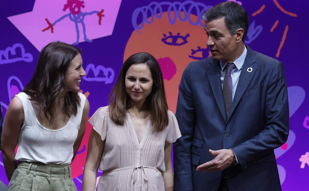 Las ministras Irene Montero e Ione Belarra y el presidente del Gobierno, Pedro Sánchez, en un acto en julio del año pasado sobre infancia.