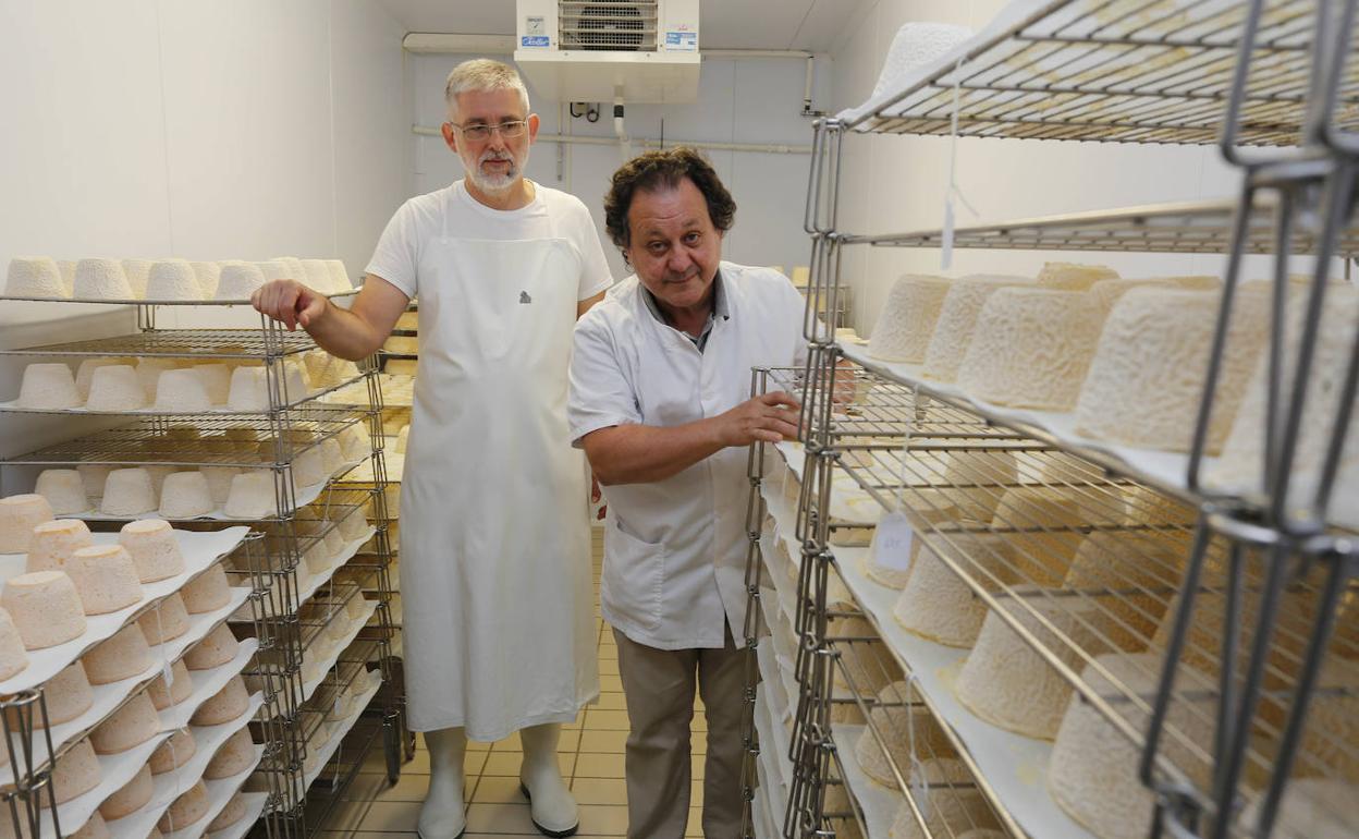 Ernesto Madera y Pascual Cabaño, en las instalaciones de la quesería Rey Silo.