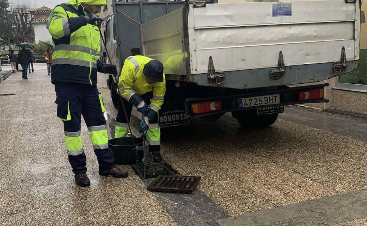 Operarios municipales atendiendo las incidencias provocadas por la llegada de la borrasca 'Fein' en Siero.