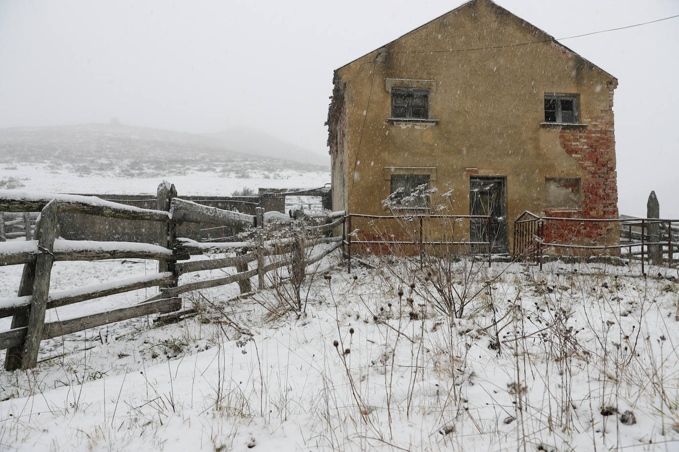 Fotos: El temporal cubre de nieve el puerto Pajares