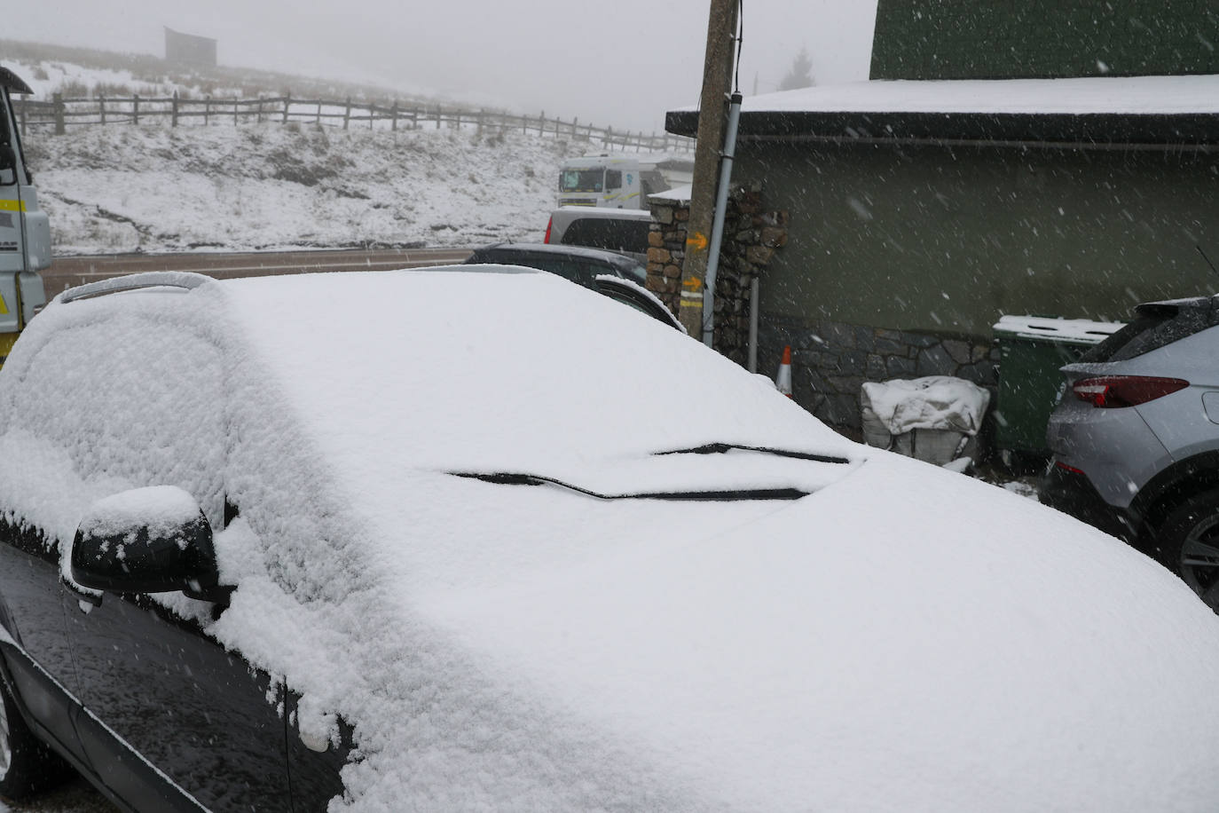 Fotos: El temporal cubre de nieve el puerto Pajares