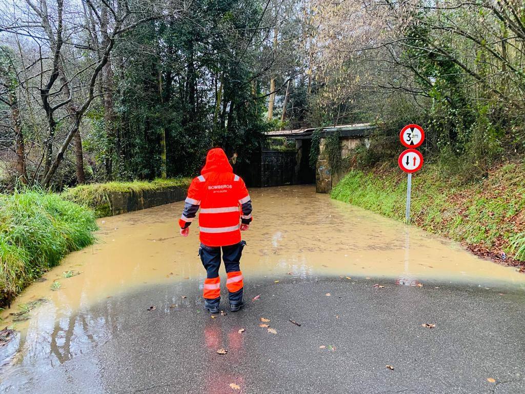 Fotos: Inundaciones y árboles caídos por el temporal en Gijón