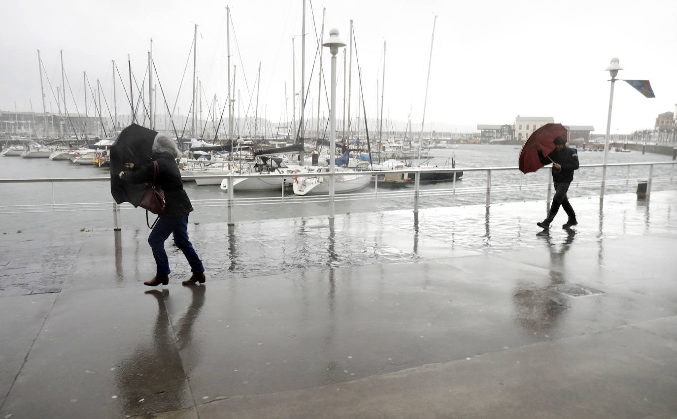 Fotos: Inundaciones y árboles caídos por el temporal en Gijón