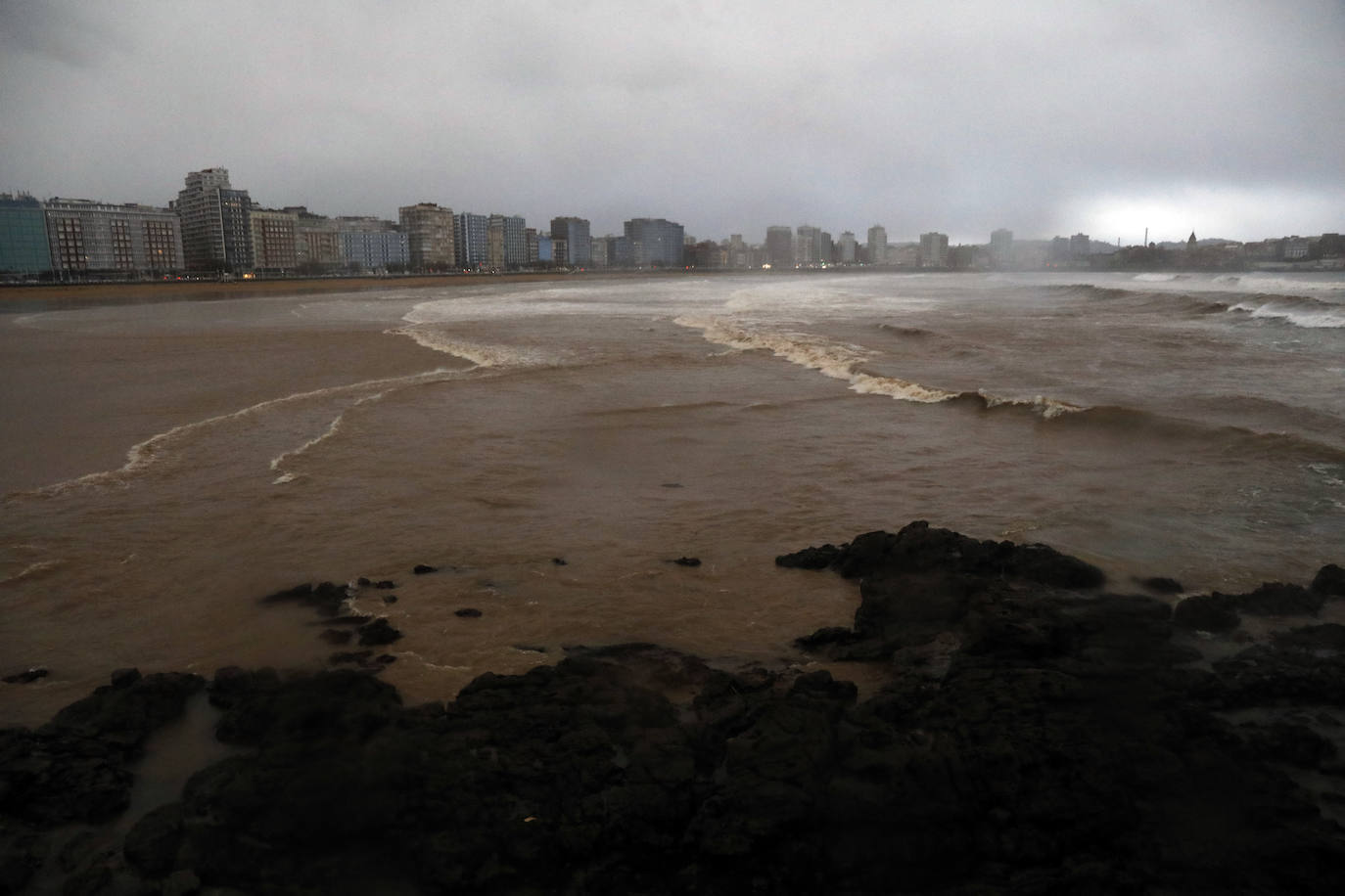 Fotos: Inundaciones y árboles caídos por el temporal en Gijón