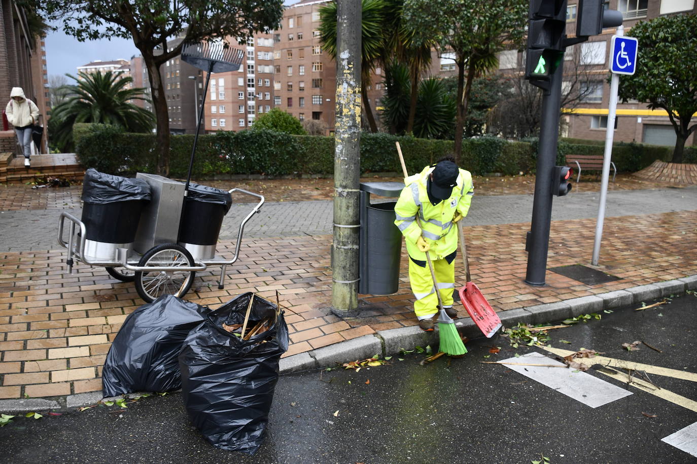 Fotos: Árboles caídos y nuevas inundaciones por fuerte temporal en Avilés