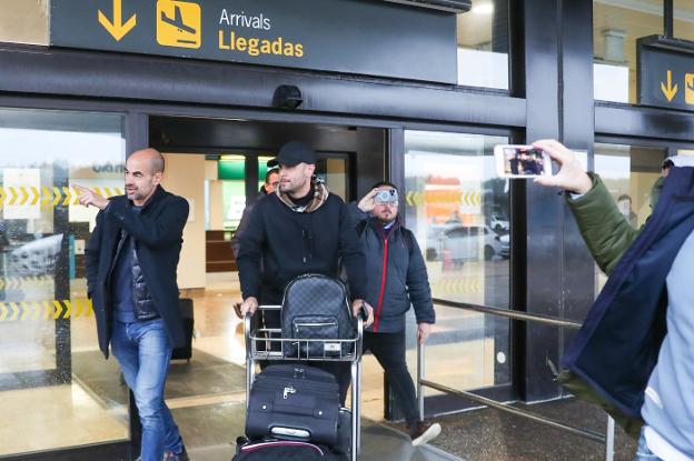 Ramírez, nuevo entrenador del Sporting, con gorra, fue recibido ayer en el aeropuerto de Asturias por el delegado del equipo rojiblanco, Mario Cotelo.