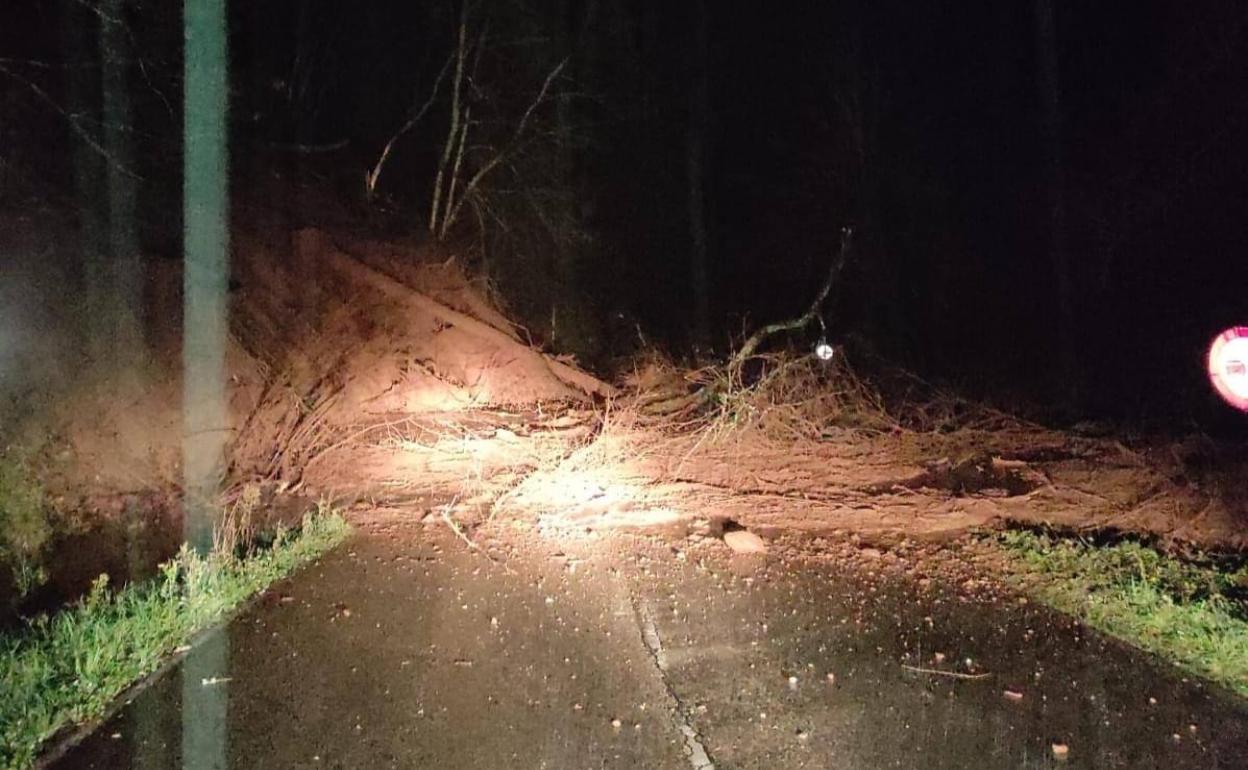 El argayo que anoche cortó la AS-15 en Rengos. 