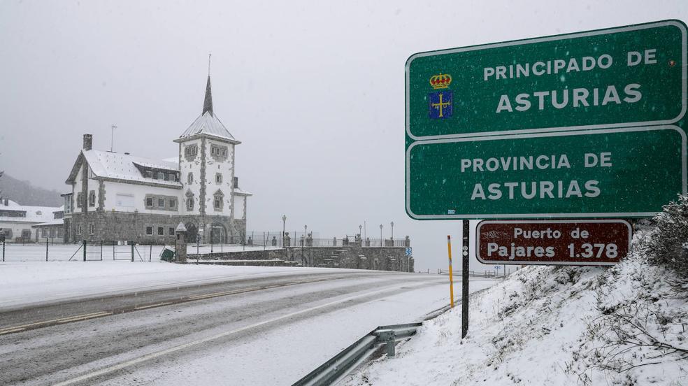 El temporal cubre de nieve el puerto Pajares