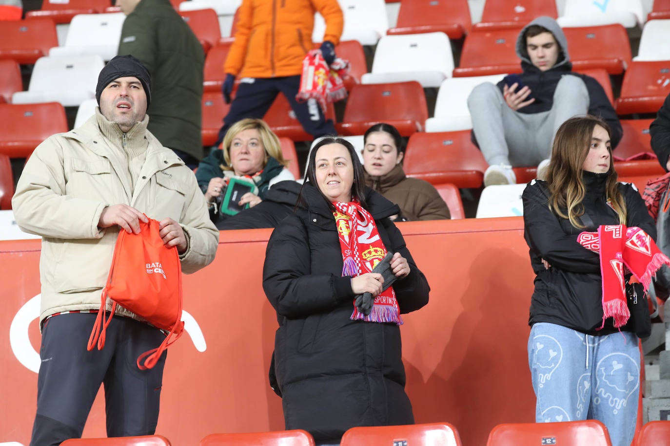 Fotos: ¿Estuviste en el Sporting - Valencia? ¡Búscate!