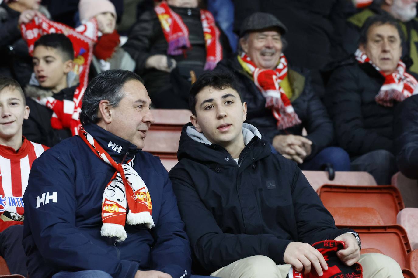 Fotos: ¿Estuviste en el Sporting - Valencia? ¡Búscate!