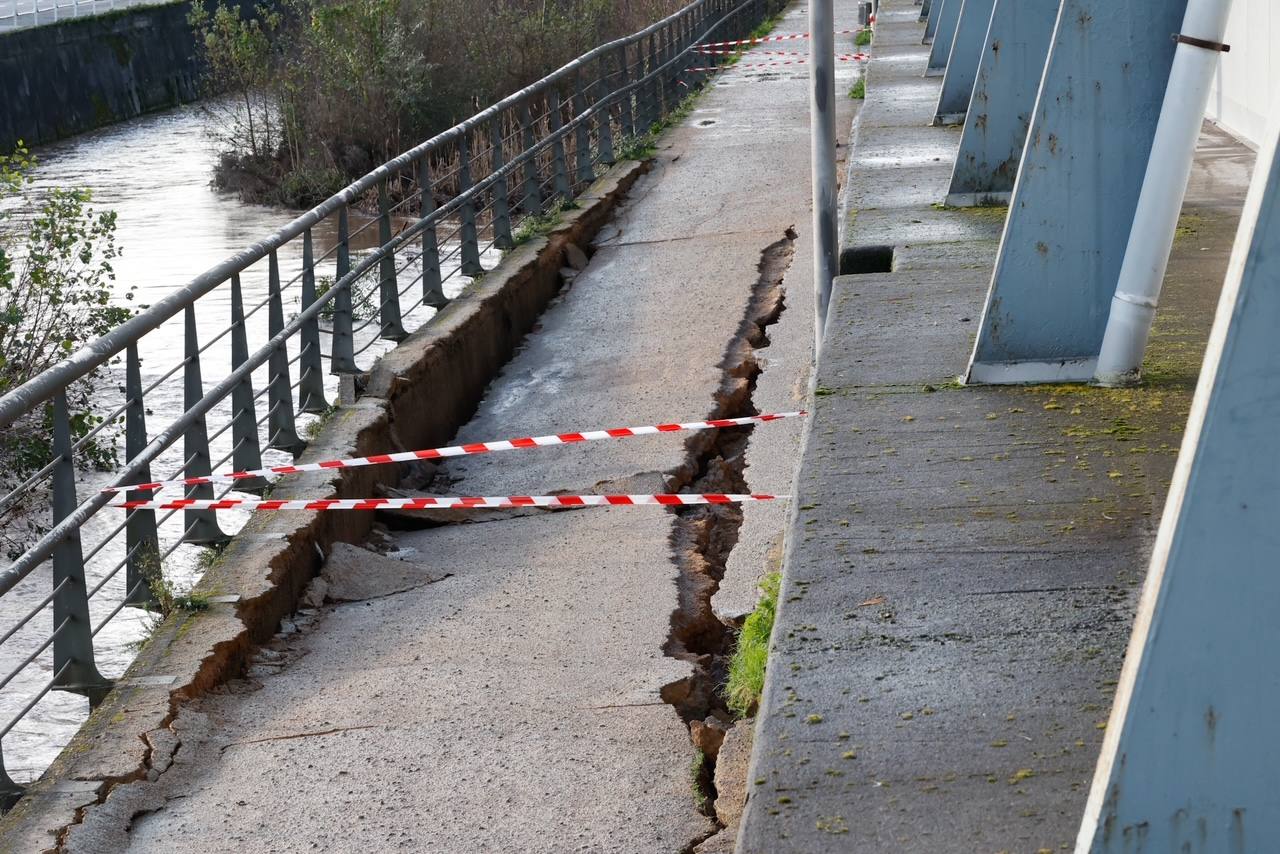 Fotos: Hundimiento parcial en la senda fluvial del Piles