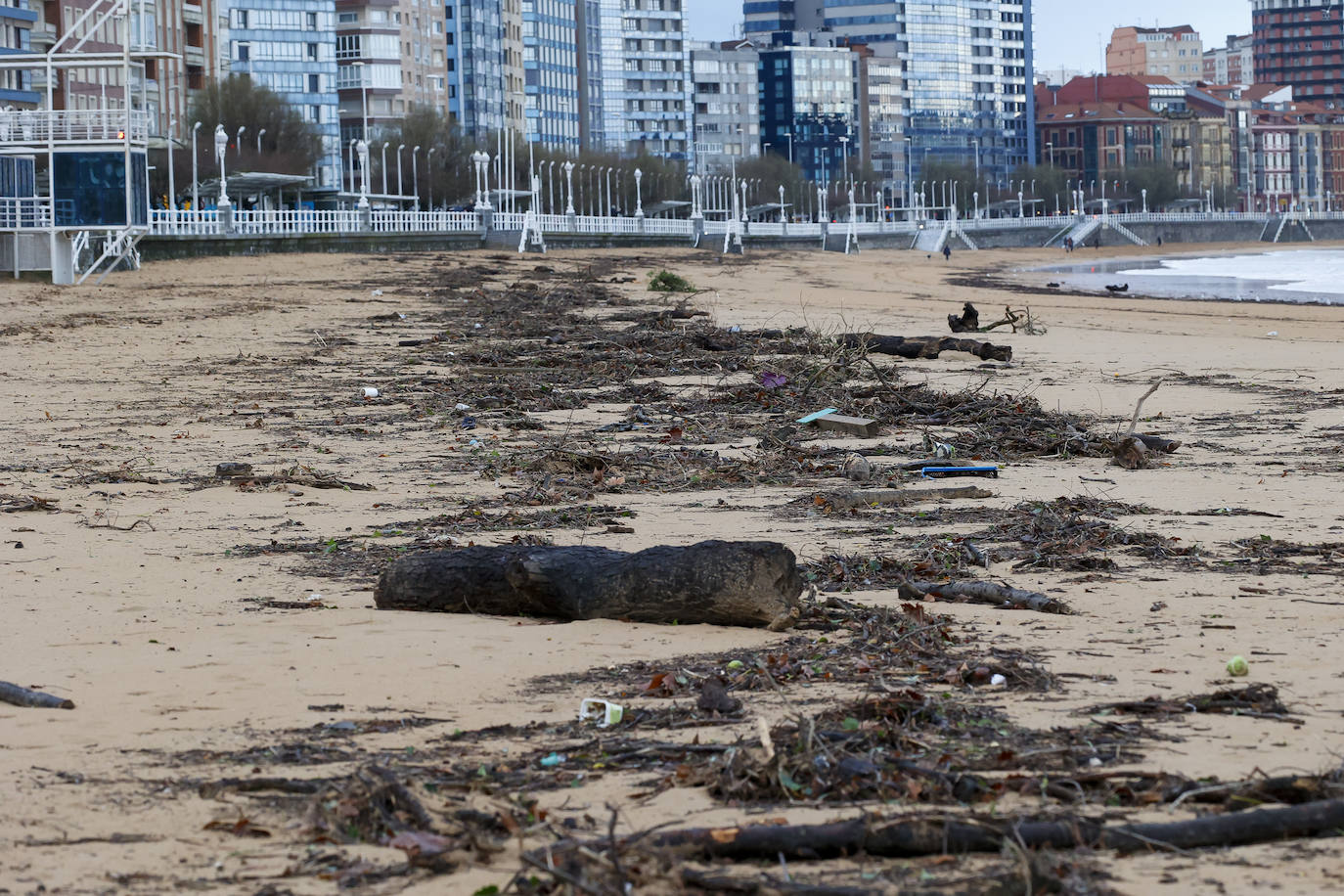 Fotos: Gijón se abriga bajo la lluvia y el granizo