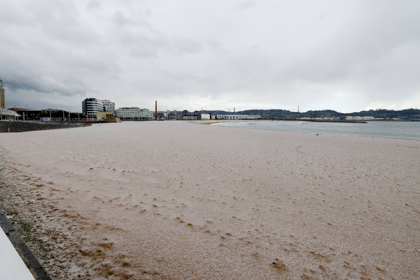 Fotos: Gijón se abriga bajo la lluvia y el granizo