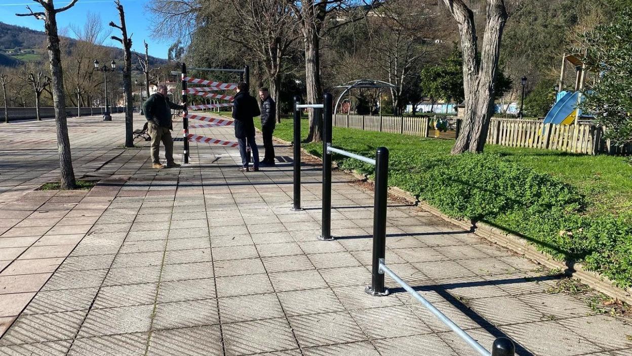 Responsables locales, con nuevos equipos deportivos en El Entrego. 