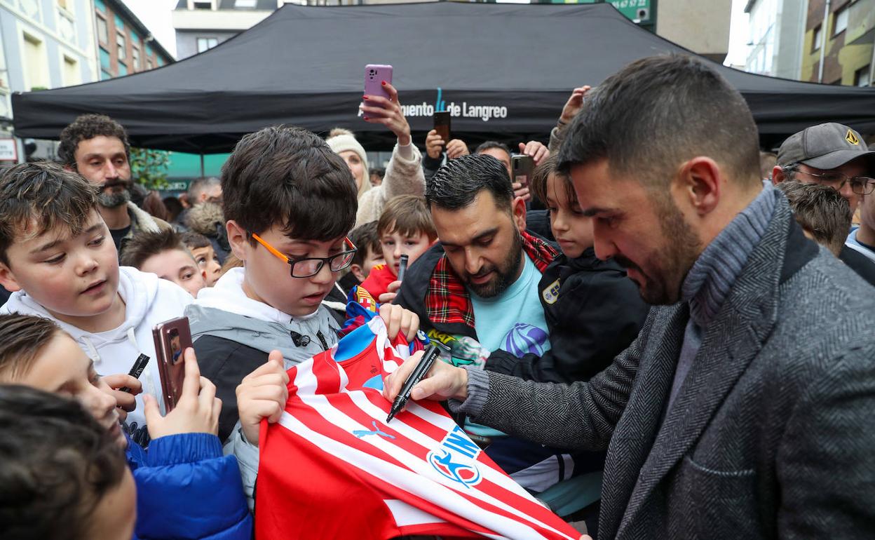 David Villa, firmando una camiseta del Sporting. 