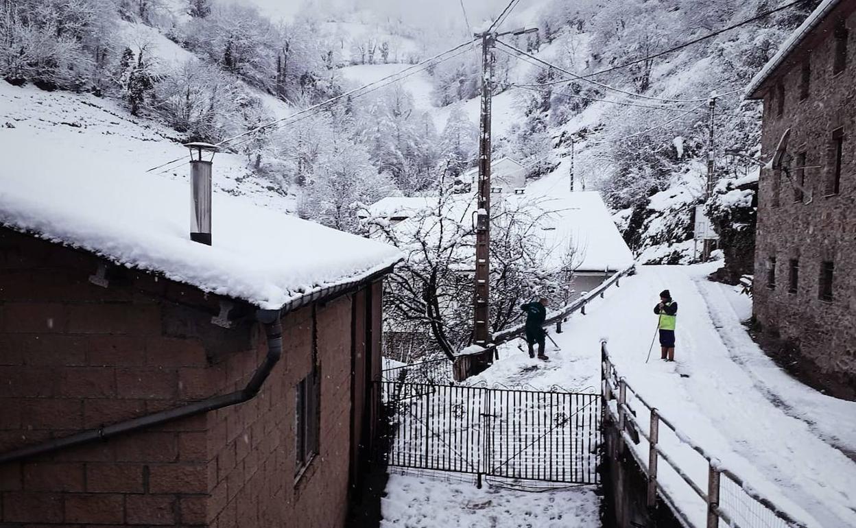 Temporal en Asturias: Las quitanieves trabajan para despejar las carreteras del suroccidente asturiano