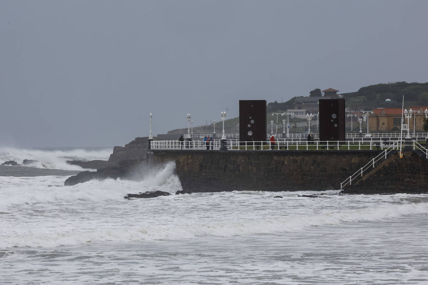 Fotos: El temporal en Gijón: más árboles caídos, fuerte oleaje y lluvia