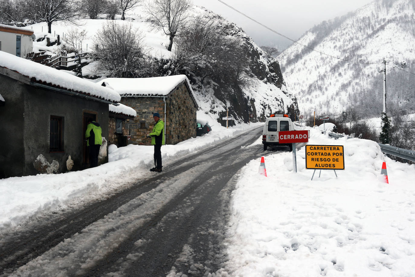 Fotos: San Isidro, nevado y con el puente cerrado por riesgo de aludes