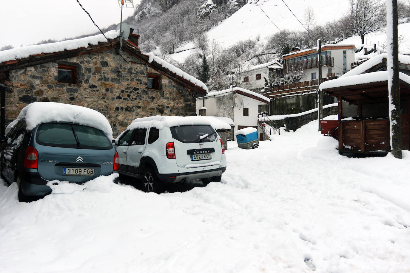 Fotos: San Isidro, nevado y con el puente cerrado por riesgo de aludes