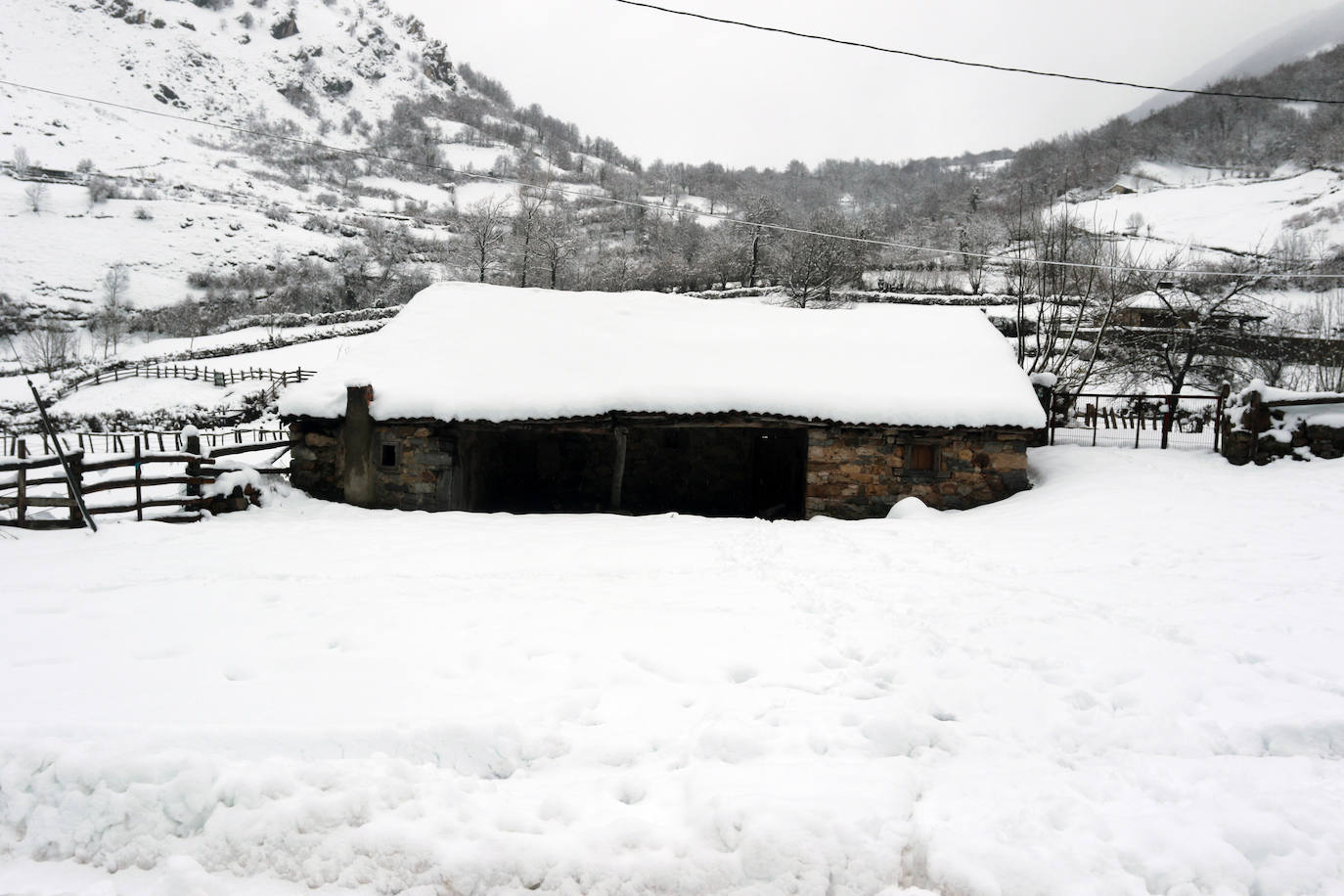 Fotos: San Isidro, nevado y con el puente cerrado por riesgo de aludes