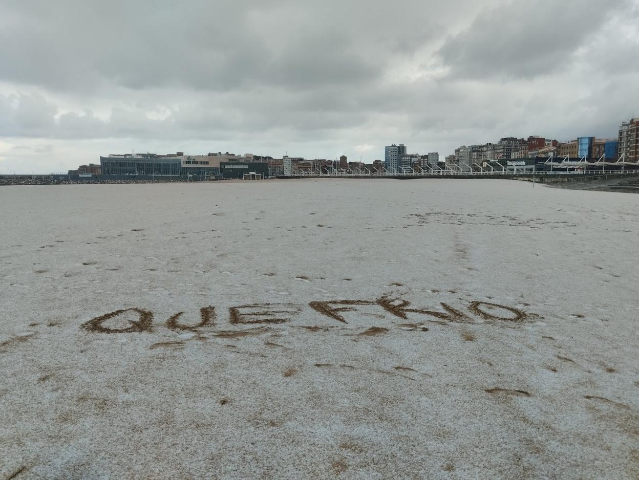 En Gijón, el granizo cubrió la playa de Poniente por la mañana. 