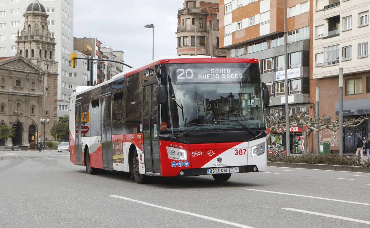 Un autobús de la línea 20 recorre la plaza del Humedal.