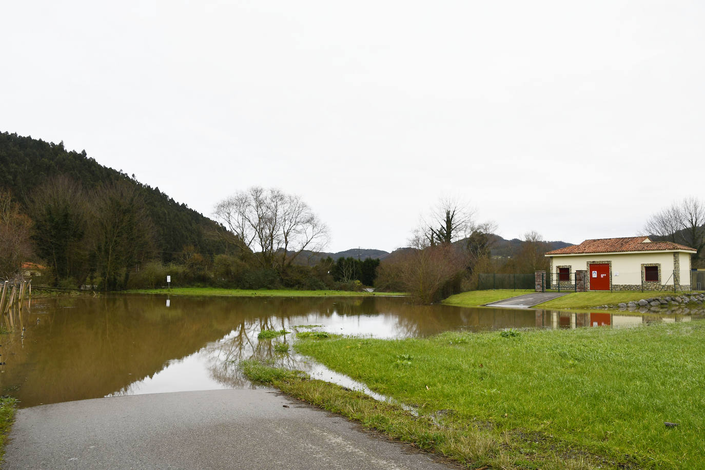 Imagen. Pravia sufre inundaciones por la crecida de los ríos