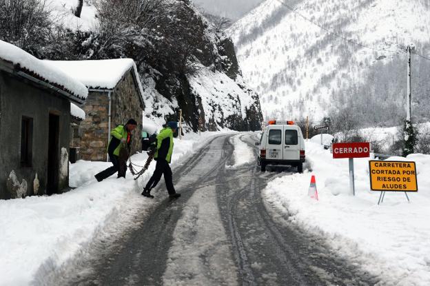 Inicio de la carretera del puerto de San Isidro, en Cuevas, cerrada por riesgo de aludes. 