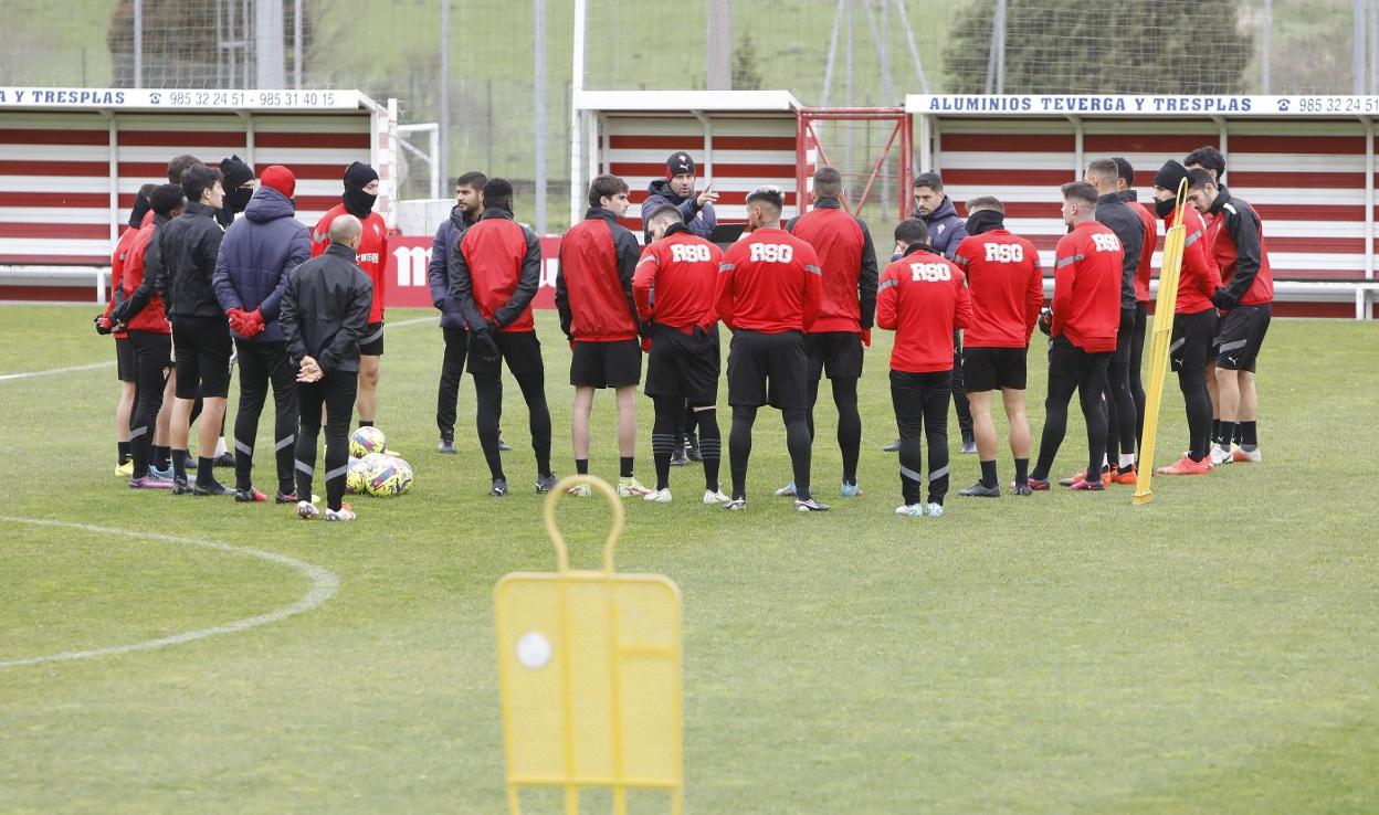 Ramírez, en el centro, inició el entrenamiento de ayer, con la participación de los no titulares y un grupo de canteranos, con charla. 