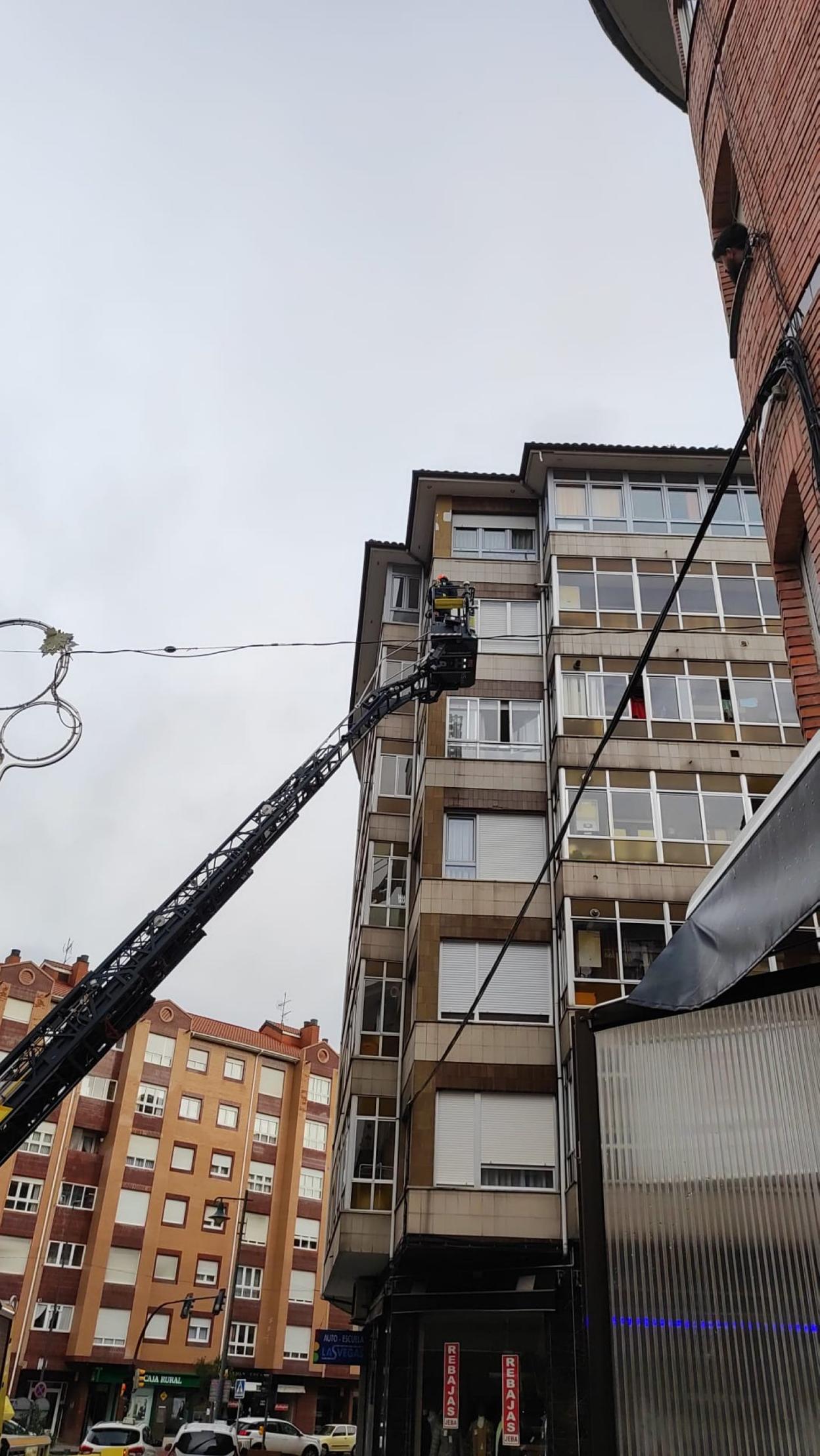 Los bomberos tuvieron que recurrir a su camión autoescalera. 
