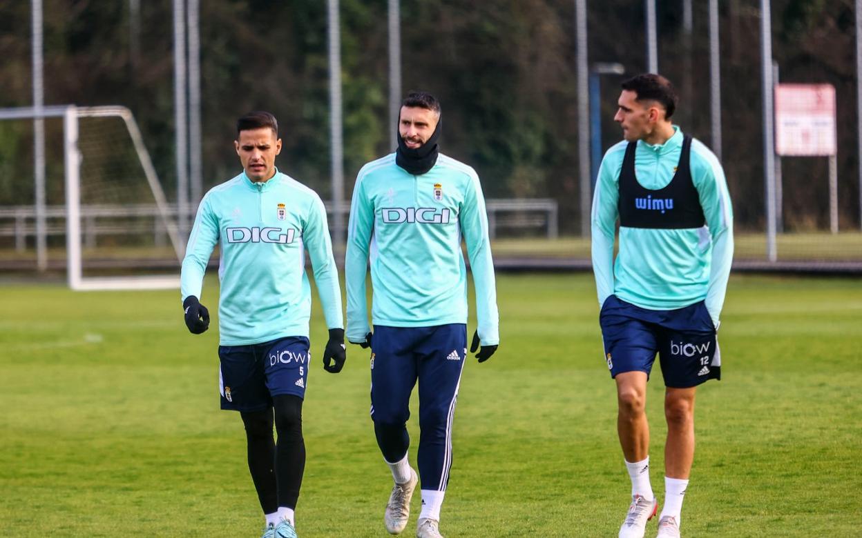 Luismi, Borja Bastón y Dani Calvo, de camino al campo número 5 de El Requexón.